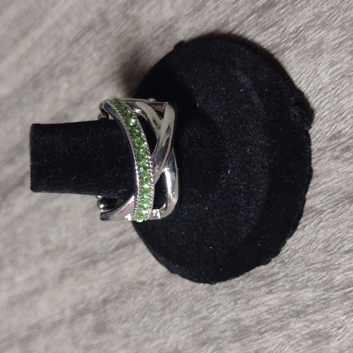 28 Paparazzi Silvertone Criss Cross Style Green Crystal Ring 5$
